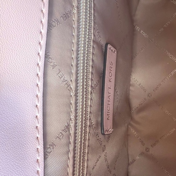 MICHAEL KORS Manhattan
Medium Leather Satchel Handbag in Powder Blush - Picture 10 of 10